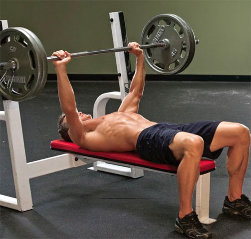 Упражнения на грудные мышцы в тренажерном зале: жим штанги лежа
